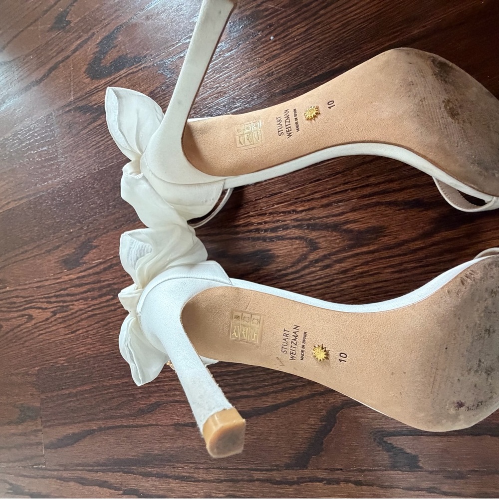 Stuart Weitzman White Heels with Bow Detail
